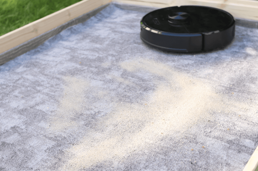 Roborock S6 beim Sand Saugtest auf kurzem Teppich